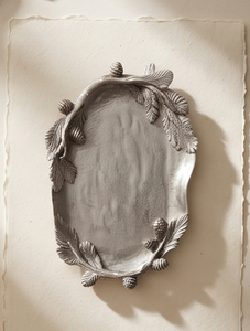 Plateau de table en aluminium moulé argenté avec bordure en forme de branche de pin, idéal pour servir et décorer lors des fêtes de Noël - Product Image 2