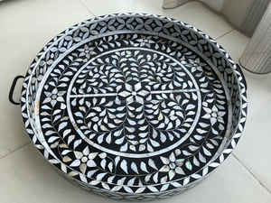 Plateau décoratif en bois de la meilleure qualité pour la décoration de la maison, fabriqué à la main en Inde, vente en gros de plateaux décoratifs. - Product Image 2