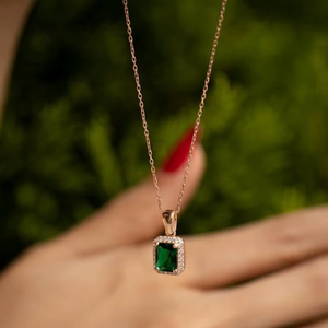 Colgante de plata esmeralda para mujer, plata de ley 925, chapado en oro de 14 quilates, hecho a mano, joyería verde solitaria, regalo para ella - Product Image 1