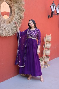 Robe de soirée ethnique en soie brodée de sequins et de diamants faits main, avec dupatta et manches longues, idéale pour mariage, à prix abordable - Product Image 2