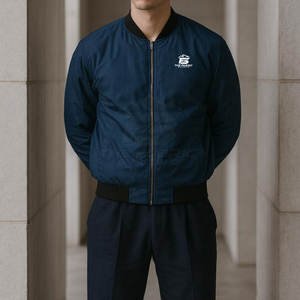 Chaqueta Sukajan de estilo urbano moderno con bordados y tela suave, con un look elegante para la moda urbana. - Product Image 4