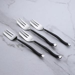 Elegantes tenedores plateados con mangos curvos negros, ideales para comidas familiares, cenas en casa, restaurantes, hoteles y uso en servicios de catering. - Product Image 6