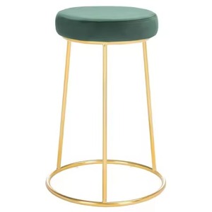 Tabouret et chaise populaires en velours vert émeraude avec cadre en fil doré, idéaux pour les bars et salons de boutique - Product Image 1
