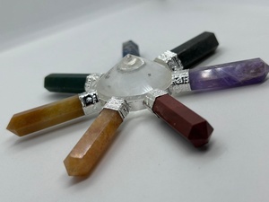Générateur d'énergie naturelle 7 chakras avec pyramide de cristal et 7 pointes de crayon en pierres précieuses pour la guérison, la méditation et la décoration Reiki - Product Image 4