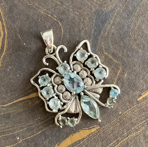 Colgante de Mariposa con Múltiples Piedras Preciosas de Diseño Unisex, Elaborado en Plata 925, para Uso Diario y en Cualquier Ocasión - Product Image 3