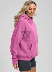 Sudadera con capucha personalizada con bordado 3D para mujer, de manga larga, transpirable, de forro polar, para invierno, hecha en Pakistán. - Product Image 2