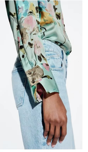 Listo para comprar: Camisa de satén floral para mujer, ideal para un look moderno y casual, al mejor precio de venta. - Product Image 3