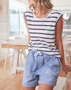 กางเกงยีนส์ขาสั้นทรงหลวมเอวผูกเชือก ขอบพับ ผ้าฝ้ายเนื้อนุ่มฟอกสีสไตล์วินเทจ สำหรับผู้หญิง เหมาะสำหรับใส่ในฤดูร้อน สตรีทแวร์ - Product Image 6