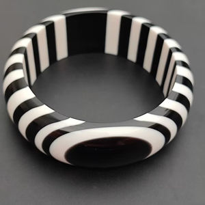 Bracelet manchette large en résine rayée noir et blanc pour femme, en acétate acrylique, bijou fantaisie à motif, accessoire de mode pour poignet - Product Image 1
