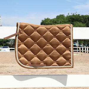 Tapis de selle polyvalent marron matelassé avec doublure en polaire polyester et sangle de selle incluse – Équipement d'équitation - Product Image 5