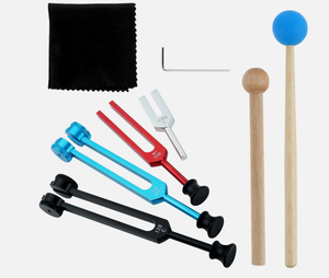 Ensemble de diapasons en métal colorés avec maillets et chiffon de nettoyage pour la thérapie sonore, la méditation et le massage avec marteau. - Product Image 4