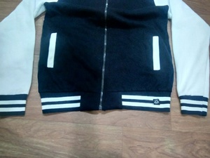 Chaqueta universitaria para hombre de tela transpirable de algodón peinado hilado en anillo de 300 gsm 100% personalizada con bolsillo y cremallera en el dobladillo en contraste - Product Image 2