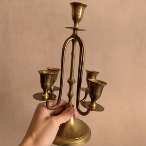 Candélabre vintage en laiton à cinq bras, porte-bougie décoratif pour la décoration de la maison - Product Image 1