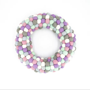 Guirlande de porte bohème en feutre et boules de laine pour décoration murale intérieure de Noël, ambiance festive et accueil chaleureux - Product Image 1