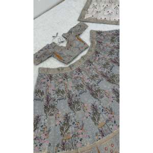 Hermoso Lehenga Choli para Mujer con Lentejuelas de Hilo y Trabajo Dori - Product Image 1