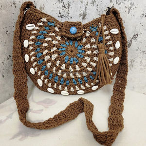 Sac à bandoulière Boho en crochet fait à la main avec détails de pompon en coquillage cauri et fermeture à bouton marron blanc et bleu Mandala Design - Product Image 1