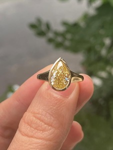 Anillo de Compromiso con Diamante Amarillo en Forma de Pera, Diamante Cultivado en Laboratorio, Bisel Vermeil en Oro Amarillo de 14K, Anillo de Diamantes para Mujer - Product Image 2