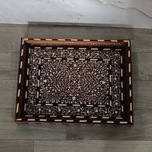 Plateau de service rectangulaire Belladec en os incrusté, artisanal, marron, motif floral complexe, luxueux et moderne, passe au lave-vaisselle - Product Image 5