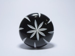 Tirador de Lujo de Resina para Cajones y Gabinetes, Diseño Floral en Blanco y Negro, Decorativo para Muebles y Armarios - Product Image 3