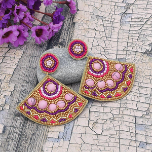 Boucles d'oreilles faites main en perles de rocaille, broderie polyester, strass, légères, motif floral, pour mariée, mariage, fête, style statement, travail artisanal - Product Image 6