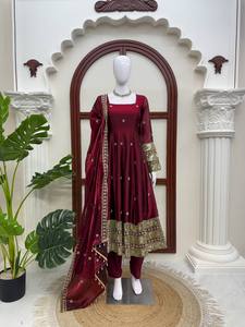 Conjunto Indio-Pakistaní de Terciopelo Borgoña, Traje Anarkali Bordado con Dupatta y Borde Floral, para Bodas y Festivales - Product Image 1