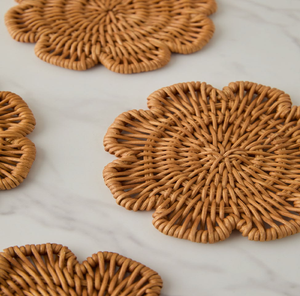 Sous-verres en rotin rose tressé faits à la main, garnis de coquillages de cauris naturels, disponibles à prix de gros. - Product Image 6