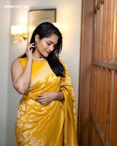 Proveedor de la India de conjuntos de sari y blusa de seda Banarasi Lichi con diseño Evergreen, con trabajo jacquard en toda la prenda y un pallu amarillo de lujo. - Product Image 3