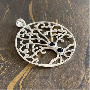 Pendentif artisanal en argent sterling 925 motif Arbre de Vie avec double saphir bleu, bijou porte-bonheur spirituel - Product Image 5