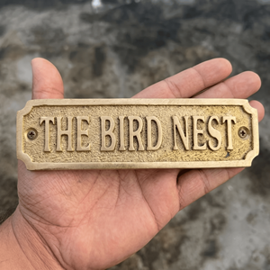 Plaque de porte personnalisée en laiton gravée à la main avec motif nid d'oiseau et lettres en relief – Panneau de maison personnalisé - Product Image 1