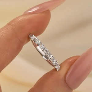Bague de mariage classique Maxine en argent 925 et moissanite, coupe ovale, demi-éternité, plaquée or blanc, pour femme - Product Image 2