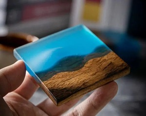 Posavasos Personalizado de Resina y Madera, Posavasos Decorativo para Taza de Café, Resina con Gemas Rosas y Azules para Oficina y Hogar - Product Image 3