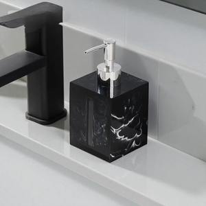 Elegante juego de dispensadores de jabón en blanco y negro con bandeja y botellas de loción con bomba dorada para decoración de encimeras de baño, procedente de la India. - Product Image 4