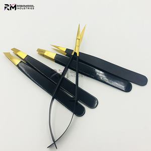 Ensemble de pinces à sourcils et ciseaux à ressort RMI Super Ranking Product avec pointe en plasma dorée et revêtement en poudre noire - Product Image 6