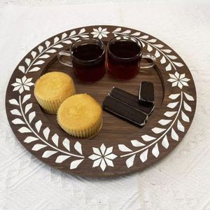 Plateau décoratif rond en bois brut fait main avec incrustation de coquillages, motif floral, style bohème, plat de service pour la présentation du chocolat - Product Image 5