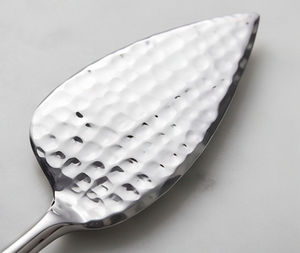 Ensemble de 3 Spatules à Fromage Martelées en Acier Inoxydable avec Poignées en Rotin, Idéal pour une Table de Dîner et des Mariages de Qualité Supérieure - Product Image 2