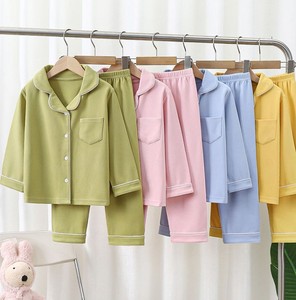 Ensemble de pyjama côtelé à manches longues pour filles avec bordure blanche et fermeture boutonnée sur le devant - Product Image 3