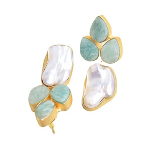 Boucles d'oreilles classiques en perles avec pierre précieuse naturelle, perle polie plaquée or et bijoux de qualité fabriqués à la main - Product Image 3