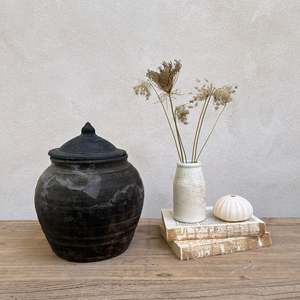 Pot d'apothicaire décoratif antique en argile, récipient de rangement rustique en terre cuite noire, accent de décoration vintage pour la maison de style ferme - Product Image 1