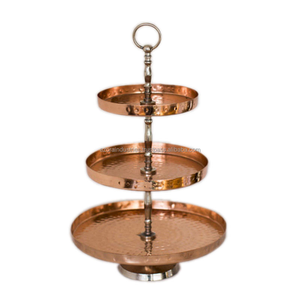 Soporte de exhibición de pastel de metal de color dorado antiguo con detalles ornamentados para ocasiones especiales para la venta de exportación por Azora Industries - Product Image 6