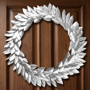 Elegante Corona de Hojas Metálicas Plateadas, Follaje de Laurel Texturizado Moderno, Impresionante Decoración Navideña para Puerta Principal o Pared - Product Image 4
