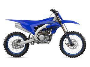 Moto tout-terrain à quatre temps de 250 cm3 et 450 cm3 avec direction à droite et transmission manuelle - Product Image 3