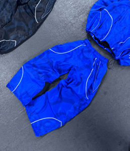 Ensemble coupe-vent 2 pièces streetwear haut de gamme : veste zippée oversize et pantalon baggy, avec logo personnalisé et éléments réfléchissants - Product Image 3