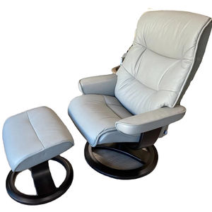 Sillón Reclinable Nórdico I-M-G + Otomana, Cuero Gris de Moda, Madera Color Espresso, Tijeras para el Cabello - Product Image 1