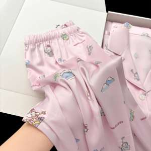 ชุดนอนผ้าซาตินพิมพ์ลายการ์ตูนสีชมพูสำหรับผู้หญิง บรรจุกล่องของขวัญ ชุดนอนผ้าไหม - Product Image 2