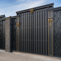 Portail coulissant moderne en métal noir avec accents dorés, lattes verticales géométriques, portail d'entrée sécurisé pour villa, design luxueux