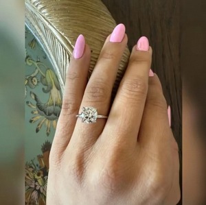 Bague de luxe en diamant de laboratoire taille ronde pour femme, or 9K 14K 18K, cadeau de fiançailles et de mariage, avec certification IGI SGL, 2 carats - Product Image 5