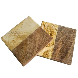 Paquete de 4 portavasos cuadrados elegantes y duraderos, posavasos de resina con acabado de textura de madera, accesorio elegante para mesa de centro para el hogar - Product Image 1