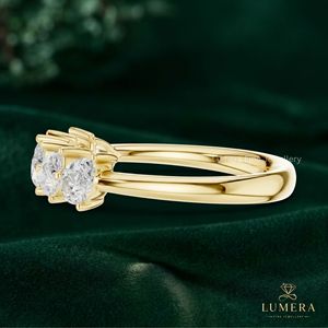 Bague de mariage de luxe pour femme en or, sertie d'un diamant de laboratoire taille poire, simple couche, à griffes partagées, intemporelle, bijoux fins - Product Image 4