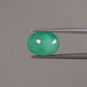 มรกตขายส่งจากผู้จัดจำหน่ายอิสระ (รับรองว่าเป็นมรกตธรรมชาติ) รูปทรงวงรี 3.88 กะรัต ขนาด 11x8 มม. สีเขียวพรีเมียม ขัดเงา/เคลือบน้ำมัน - Product Image 3
