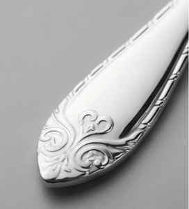 Ensemble de couverts élégants en métal avec finition miroir haute brillance, compatibles lave-vaisselle, pour utilisation sur table de mariage, couleur argentée. - Product Image 4